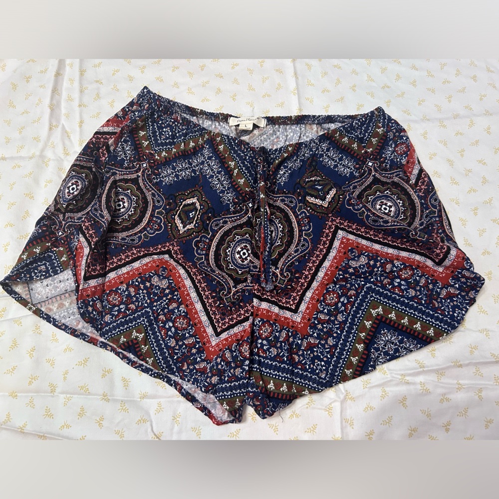 PAPER PLANES MEDALLION LIKE DESIGN SHORTS SIZE LARGE